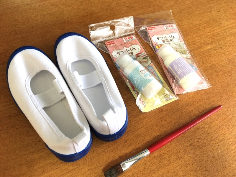 トーマスのデコパージュ上履き_d0367998_13375086.jpg