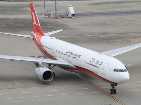 2018年　3月　羽田空港　3タミにて！　上海航空　エアバス３３０－３００型_d0202264_4394244.jpg