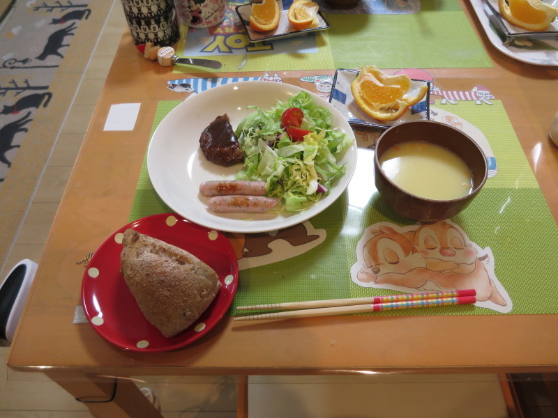 あじさい荘朝食　くるみパン　サラダ　ウィンナー　スープ_c0357519_09421204.jpg