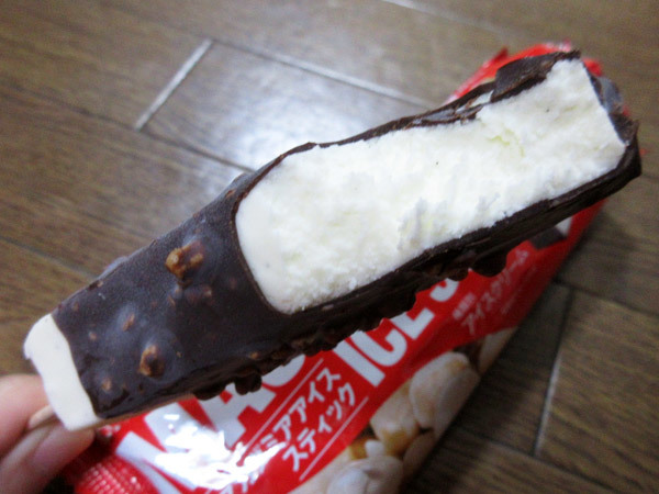 MACADAMIA ICE STICK@赤城乳業_c0152767_21230670.jpg