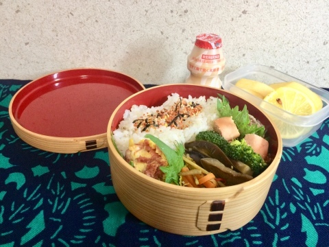 曲げわっぱ漆塗り丸型のお弁当 : 秋田 蕗だより 曲げわっぱ漆塗り丸型のお弁当 : 秋田 蕗だより