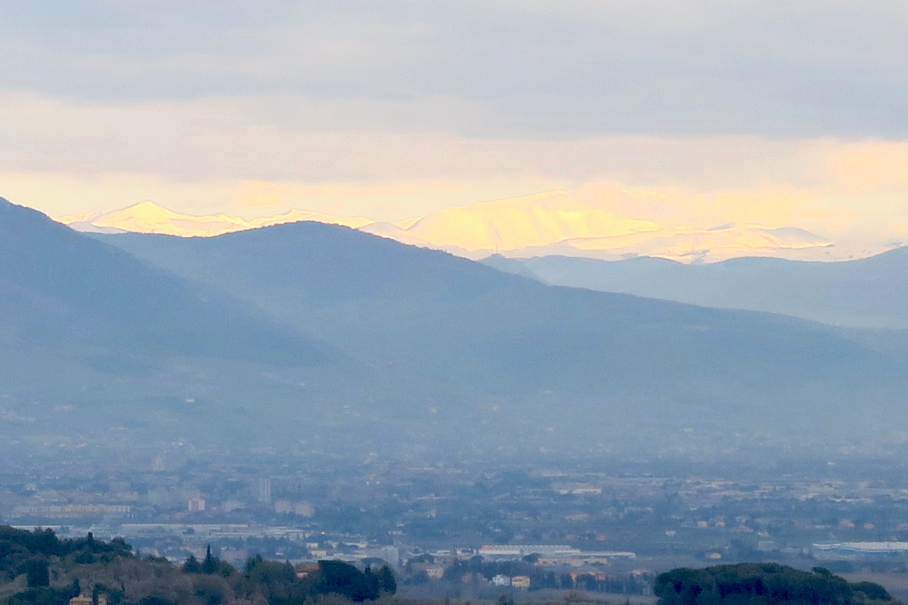 金色の雪山うつくしシビッリーニ、イタリア_f0234936_7302338.jpg