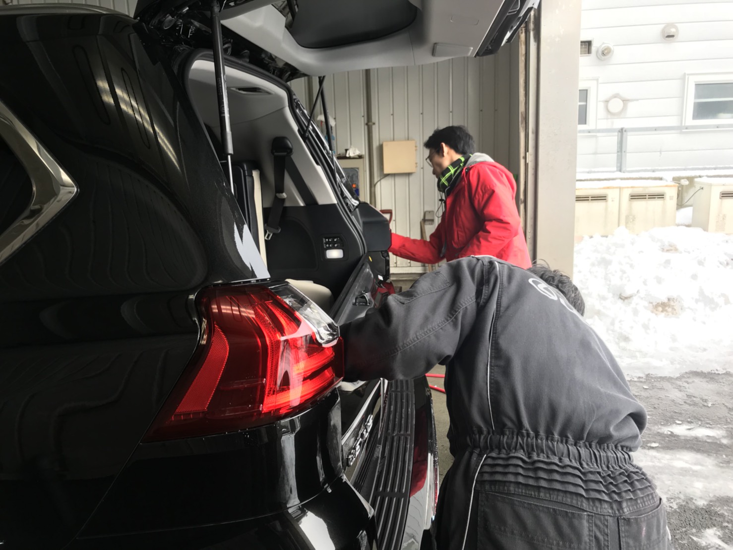 2月11日 日曜日のひとログヽ( ‘ω’ )ノ 本日、WさまLX570・Yさまハイエース納車!!_b0127002_17572724.jpg