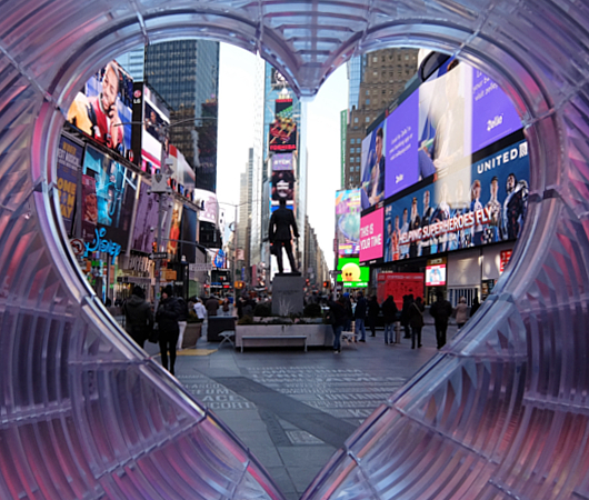  NYのタイムズスクエアに愛をテーマにしたアート作品、Window to the Heart登場中_b0007805_2302955.jpg
