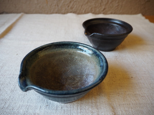 八木橋昇の黒釉リム皿7寸 - poooL (online shop)