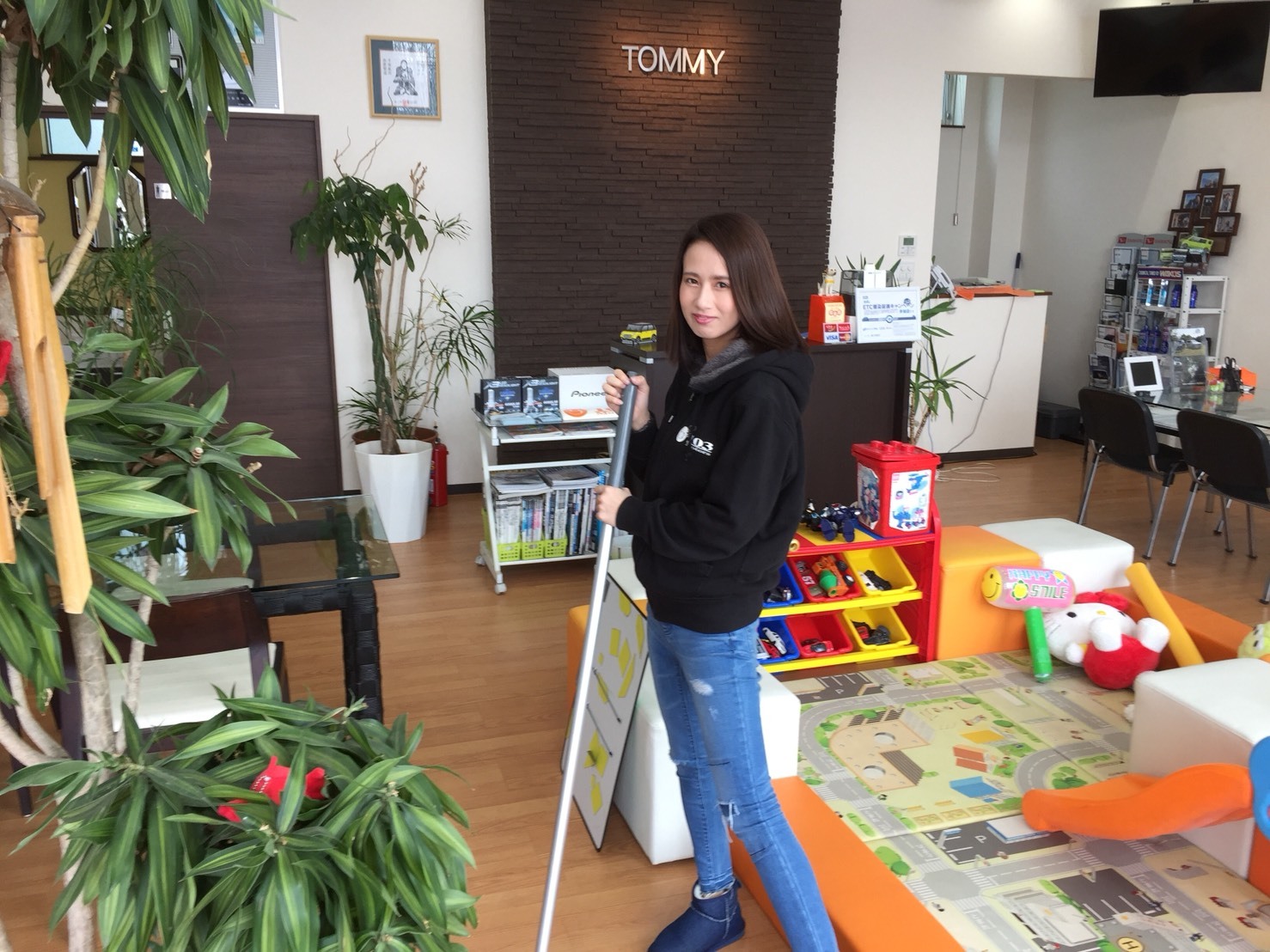 2月14日 水曜日☆佐々木ブログデビュー☆本店レディースブログ☆ランクル200新在入庫しました!!!TOMMY_b0127002_11404803.jpg