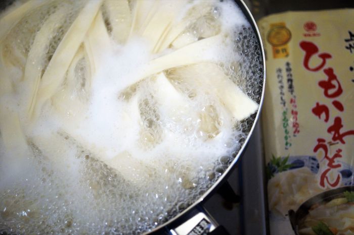 ■朝ご飯【前夜のお鍋にちょい足しで　 ①ひもかわうどん】】_b0033423_19233570.jpg