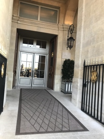 宿泊していないホテルで朝食を ～La Brasserie d\'Aumont, Hôtel de Crillon, Paris ～_a0258141_00244480.jpg