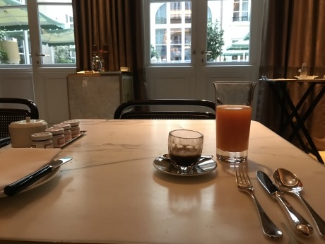 宿泊していないホテルで朝食を ～La Brasserie d\'Aumont, Hôtel de Crillon, Paris ～_a0258141_00290082.jpg