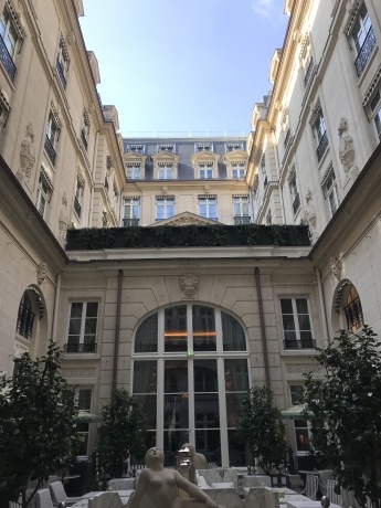 宿泊していないホテルで朝食を ～La Brasserie d\'Aumont, Hôtel de Crillon, Paris ～_a0258141_00294489.jpg