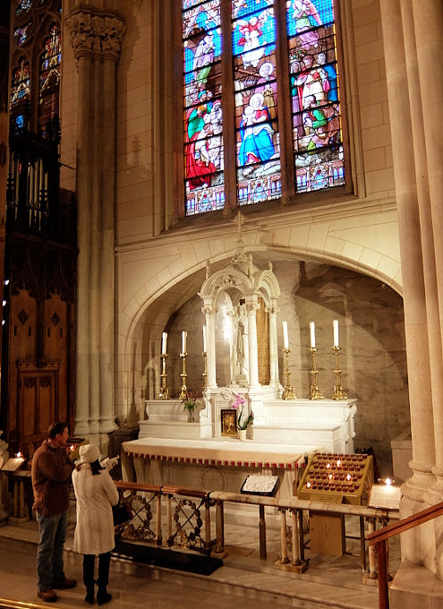 NYのセント・パトリック大聖堂が神々しく神秘的な理由_b0007805_2211926.jpg