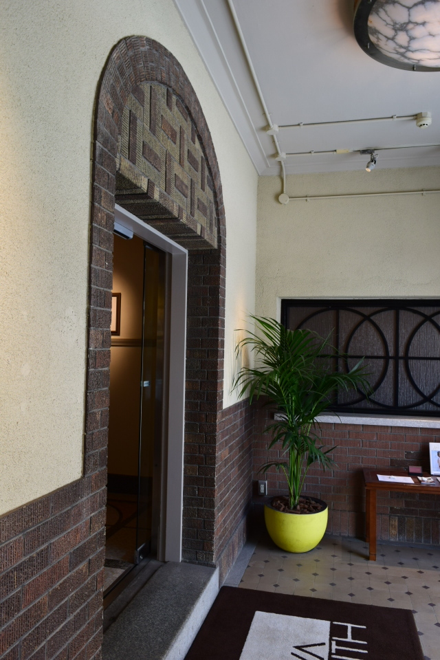 兵庫県芦屋市の芦屋モノリス(昭和モダン建築探訪)_f0142606_22003859.jpg