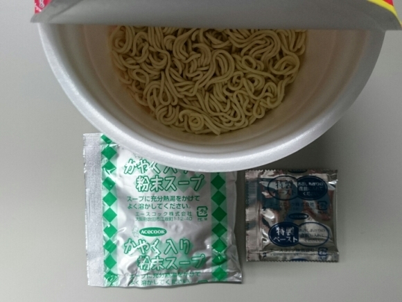 2/17夜勤飯 エースコックスーパーカップボンカレーゴールド辛口風カレーラーメン_b0042308_01400331.jpg