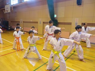 日曜空手 屯田教室 親子空手の新しい仲間!_c0118332_14153399.jpg