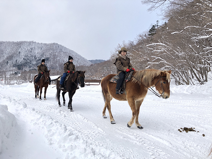雪の中で乗馬体験ができる！札幌南区の八剣山ワイルドムスタングス_e0171573_0342073.jpg