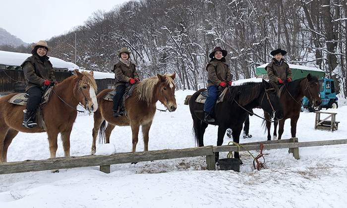 雪の中で乗馬体験ができる！札幌南区の八剣山ワイルドムスタングス_e0171573_0354385.jpg
