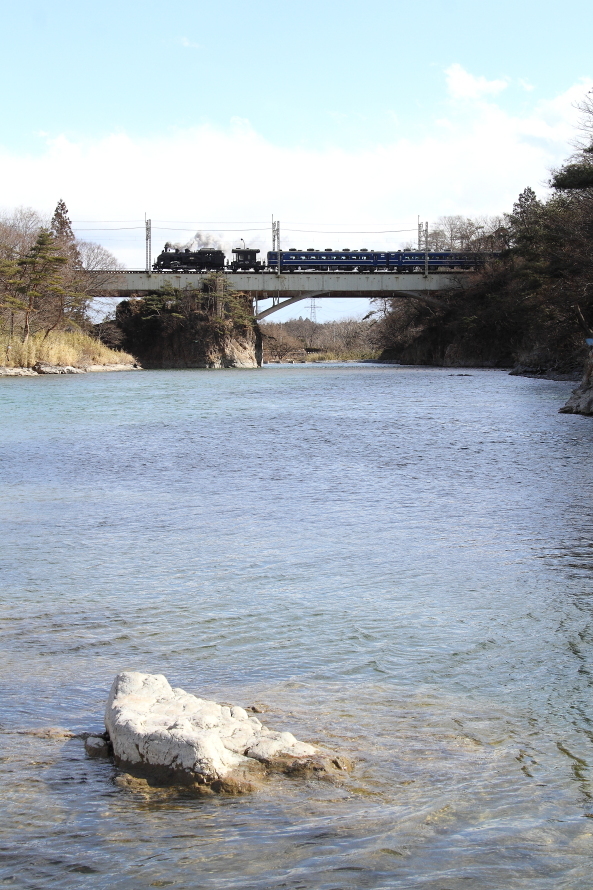 寒風に煙が吹きちぎられる - 東武鬼怒川線・2018年冬 -_b0190710_23180212.jpg