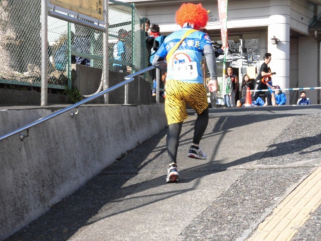 公道を走る駅伝は、各町内の役員の皆さんのサポートが不可欠 「第38回今泉駅伝」_f0141310_08051939.jpg