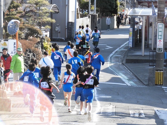 公道を走る駅伝は、各町内の役員の皆さんのサポートが不可欠 「第38回今泉駅伝」_f0141310_08063189.jpg