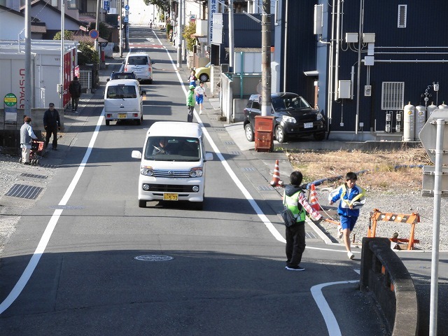 公道を走る駅伝は、各町内の役員の皆さんのサポートが不可欠 「第38回今泉駅伝」_f0141310_08070008.jpg