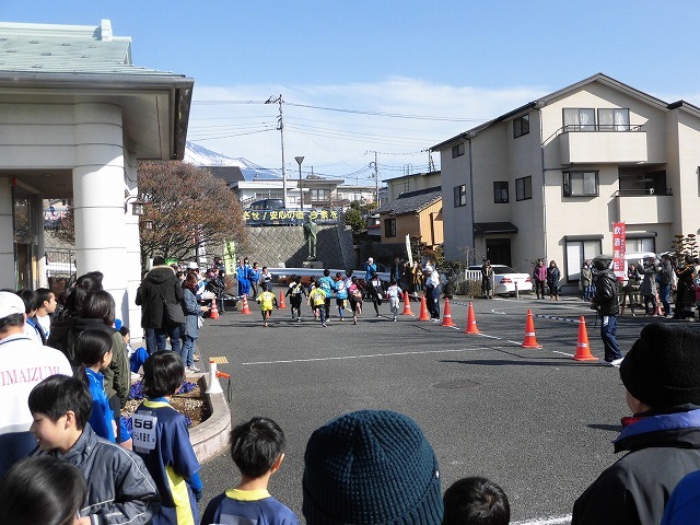 公道を走る駅伝は、各町内の役員の皆さんのサポートが不可欠 「第38回今泉駅伝」_f0141310_08072644.jpg