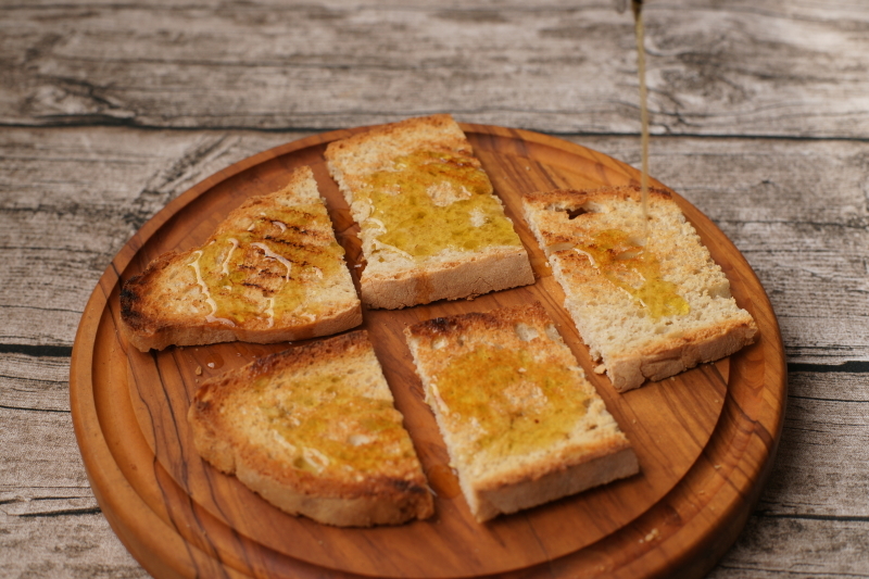 🇮🇹イタリアの伝統的なブルスケッタ \"Bruschette all\'olio di oliva ブルスケッテ アッローリオ ディ オリーヴァ\"_b0246303_01080144.jpg
