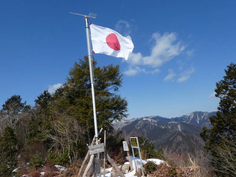 国旗たなびく　相戸岳 (671.7M) 登頂する_d0170615_19193646.jpg