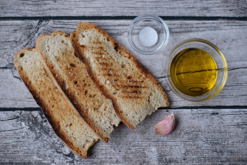 🇮🇹イタリアの伝統的なブルスケッタ \"Bruschette all\'olio di oliva ブルスケッテ アッローリオ ディ オリーヴァ\"_b0246303_01441719.jpg