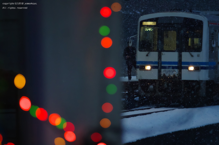 口羽駅に列車がやって来る_d0309612_21262951.jpg