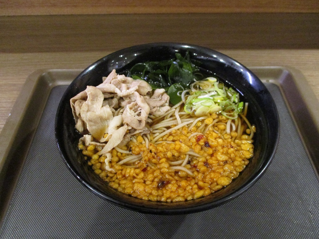230杯目:富士そば新宿都庁店で辛たぬき肉そば_f0339637_08495839.jpg