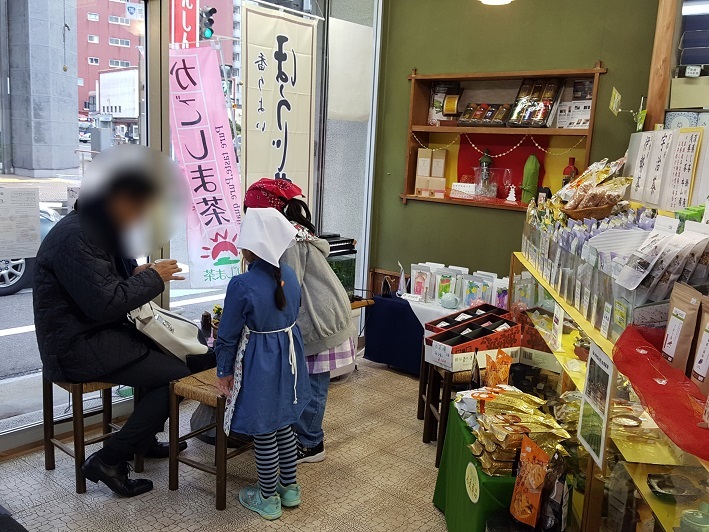今年もかわいい店員さんがきてくれました O 17新潟小学校 一日店員活動 山吹園blog