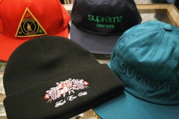 2月22日猫の日逃した!!一日遅れで猫ちゃんです!! 入荷SUPREME パーカー セーター キャップ類_f0180307_00210866.jpg