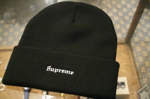 2月22日猫の日逃した!!一日遅れで猫ちゃんです!! 入荷SUPREME パーカー セーター キャップ類_f0180307_00212436.jpg