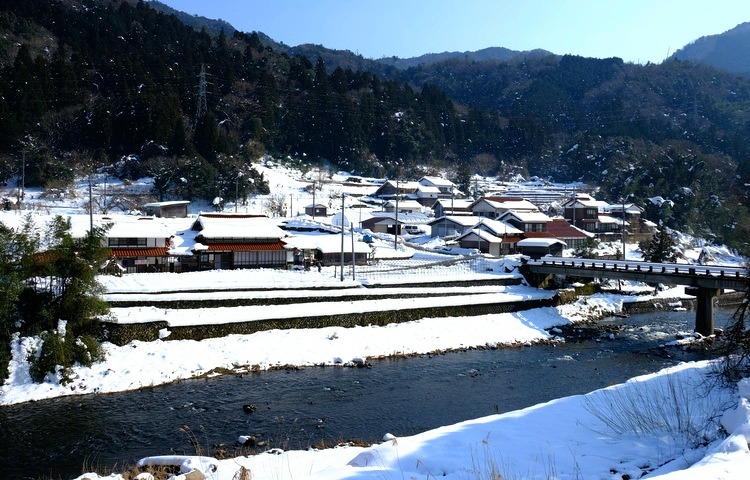 「黒いなりの美松食堂　島根県津和野町の手づくりおいなりさん」_a0000029_16040034.jpg