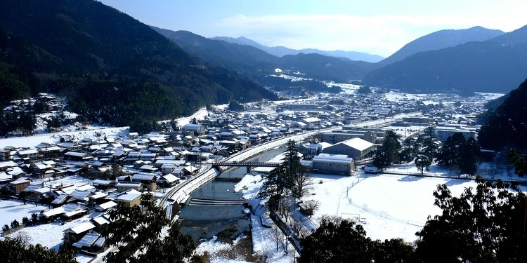 「黒いなりの美松食堂　島根県津和野町の手づくりおいなりさん」_a0000029_16051539.jpg