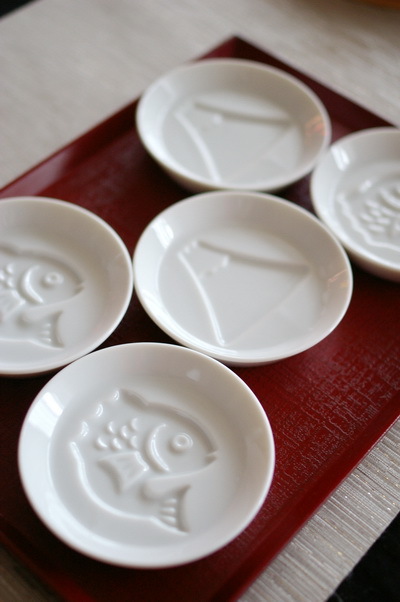 かげあそび白磁醤油皿(富士山・鯛) : sweet+ かげあそび白磁醤油皿(富士山・鯛) : sweet+