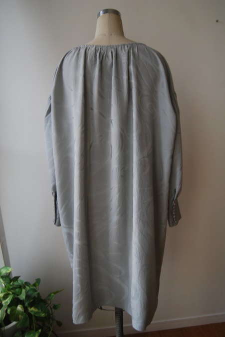 着物リメイク・綾子の羽織から包みボタンいっぱいワンピ_d0127925_18485438.jpg