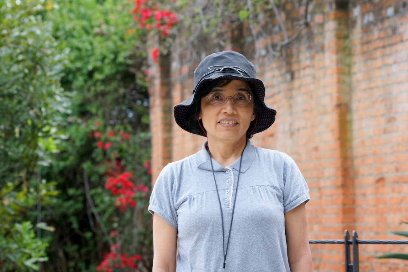 コスタリカ 背景は豪邸の高いレンガ塀 とことん写真