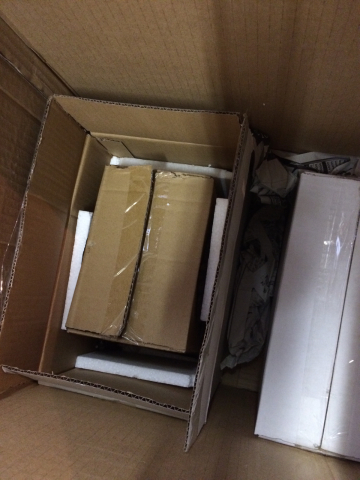 届いた荷物 箱を開けるとまた箱 Qui Vivra Verra 届いた荷物 箱を開けるとまた箱 Qui Vivra Verra