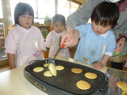 2月27日（火）ホットケーキ作り(年少)_d0124168_14151231.jpg