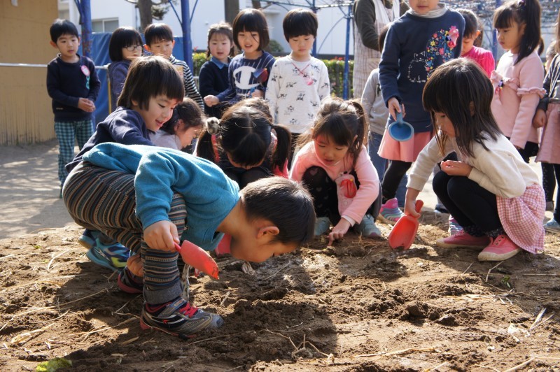 年中組~畑の土づくりをしています!_f0356892_18302385.jpg
