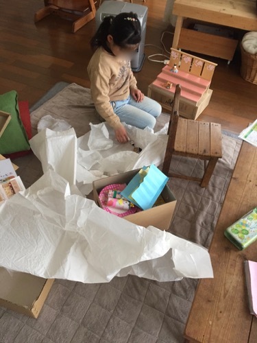 子どもが自ら雛人形を飾る&お雛様と作品の収納について_a0284626_05350360.jpg