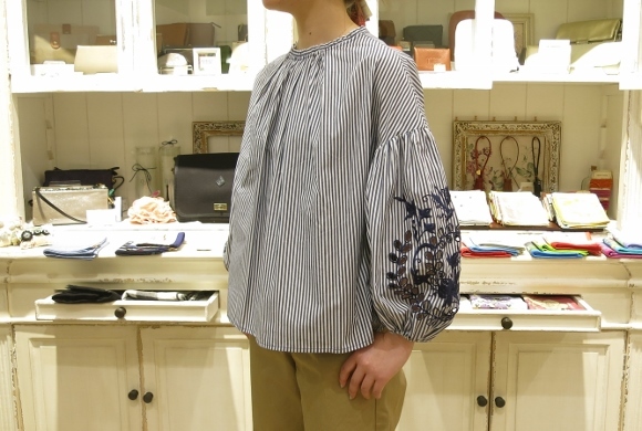 サラのボトムで春のブラウスを合わせてください。_c0227633_11325646.jpg