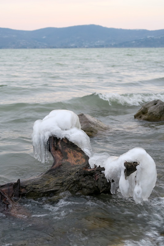 氷の芸術 凍れる波しぶき、イタリアトラジメーノ湖_f0234936_4531028.jpg