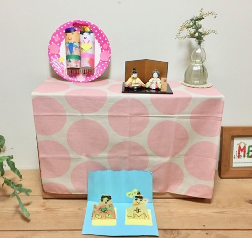 子どもが自ら雛人形を飾る&お雛様と作品の収納について_a0284626_06394371.jpg