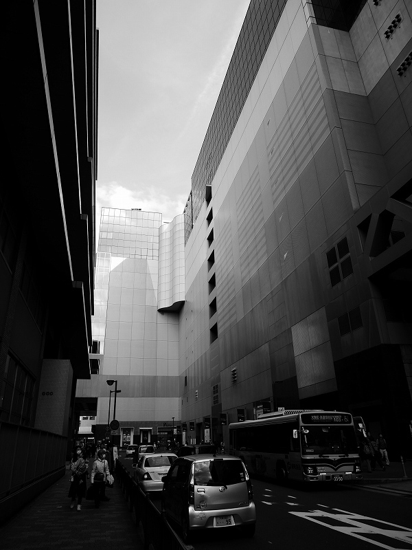 ビルの谷間_e0374932_17043799.jpg