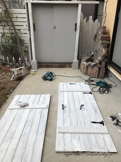 【日曜大工でDIY】手作りのフェンスと小屋みたいな物置と。庭づくりひとまず終了♪_f0023333_21511528.jpg