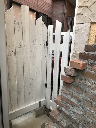 【日曜大工でDIY】手作りのフェンスと小屋みたいな物置と。庭づくりひとまず終了♪_f0023333_21512383.jpg