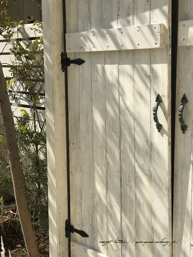 【日曜大工でDIY】手作りのフェンスと小屋みたいな物置と。庭づくりひとまず終了♪_f0023333_21513990.jpg