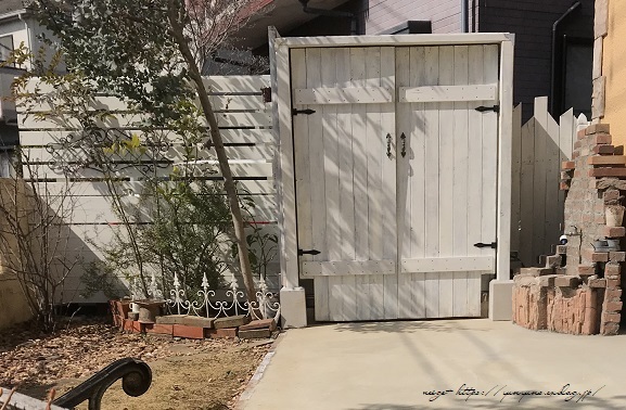 【日曜大工でDIY】手作りのフェンスと小屋みたいな物置と。庭づくりひとまず終了♪_f0023333_22300181.jpg